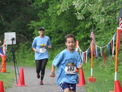 Photo of parents and students running the fun run 5 k