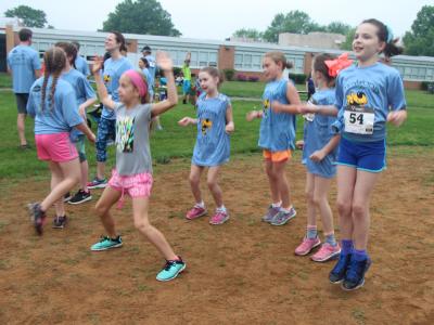 Photo of parents and students running the fun run 5 k